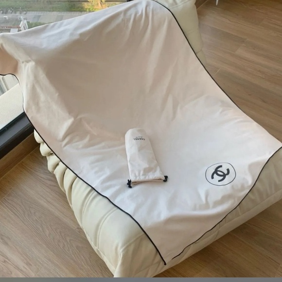 Ivory Throw with Black Emblem - Picture 7 of 10